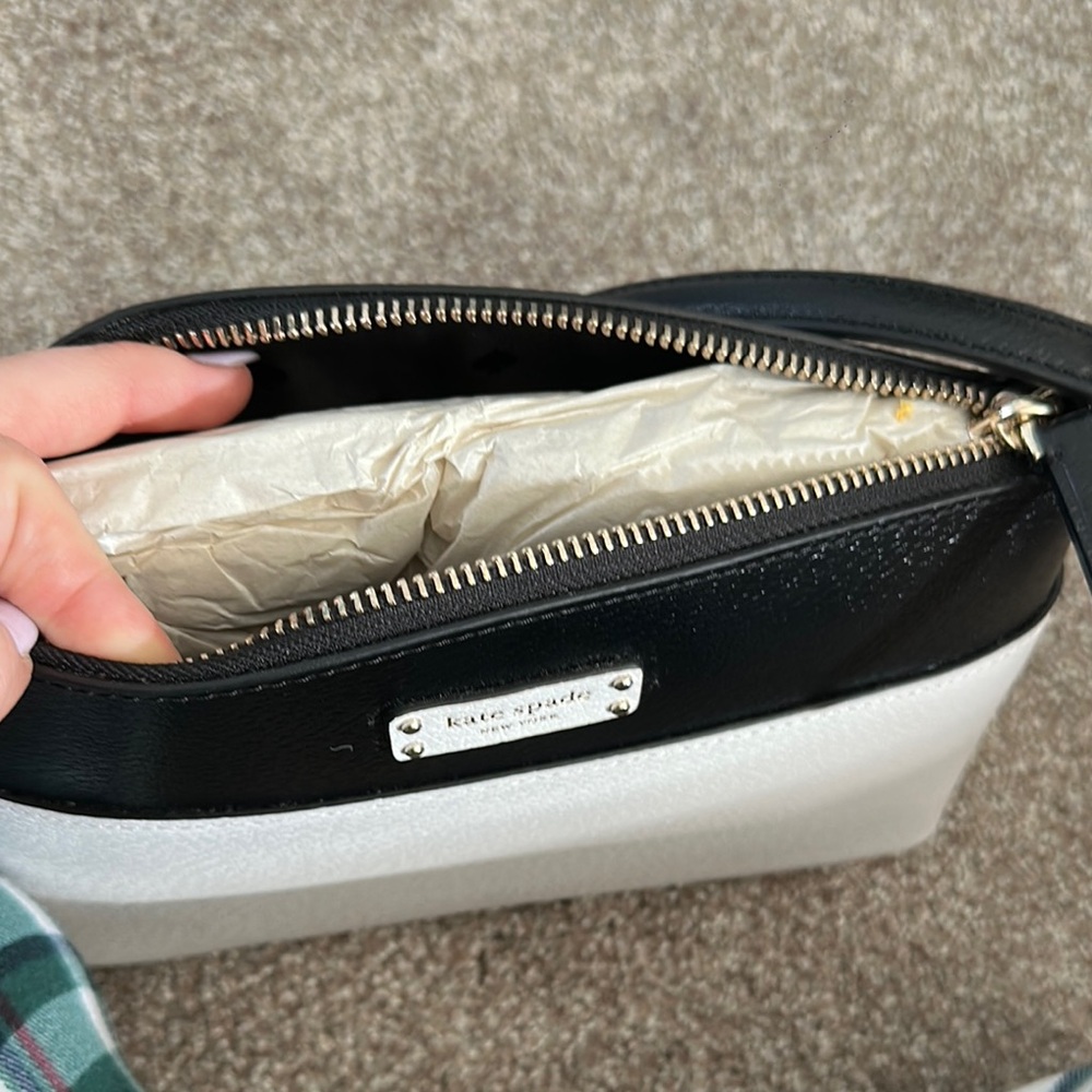 Kate Spade Black and White Crossbody Bag with Elegant Design - Picture 6 of 6